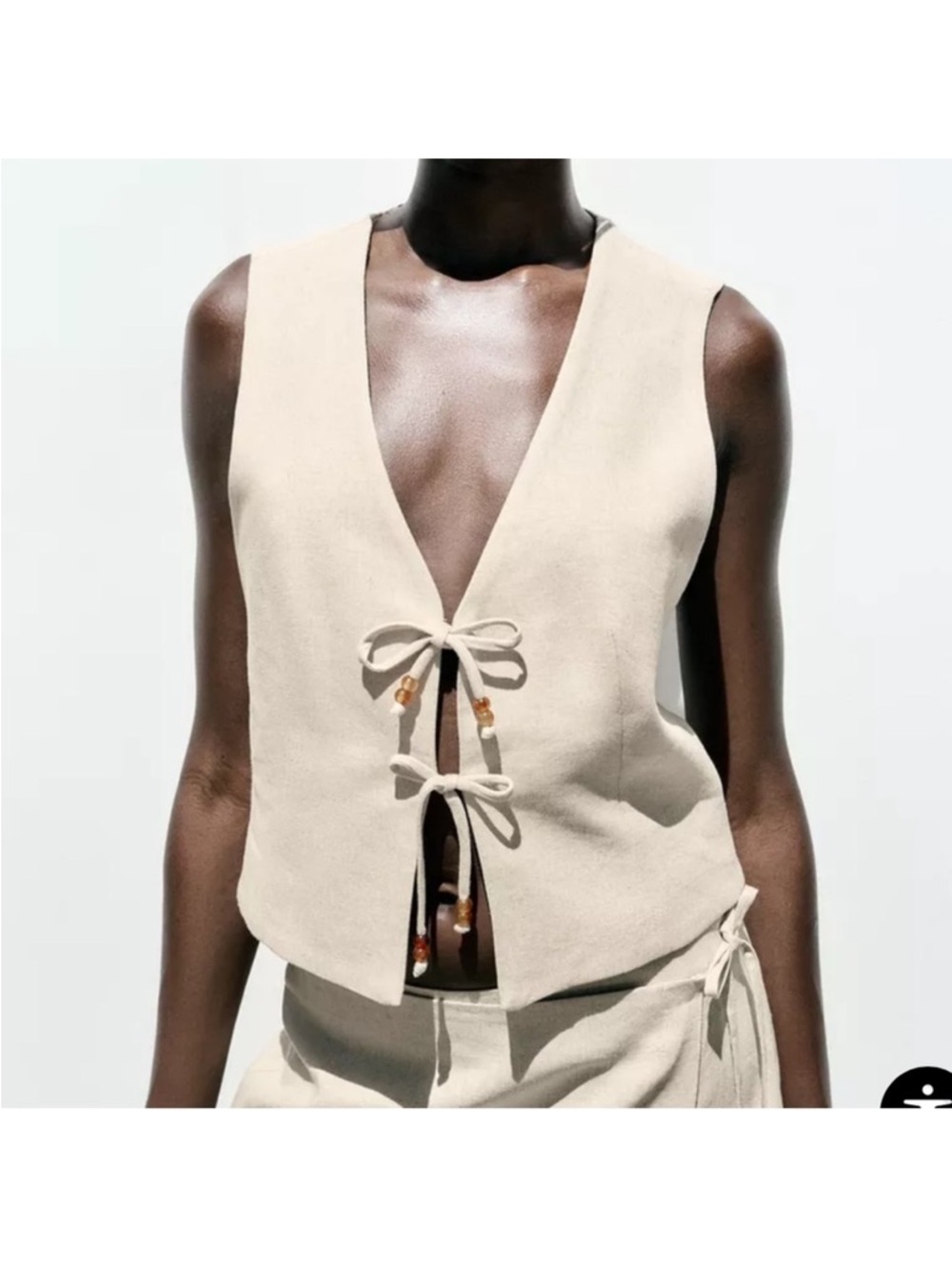 Zara Sleeveless Vest. Front Tie Closure beige color size XS